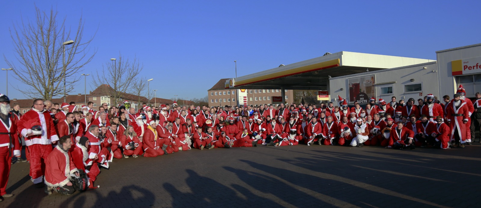 Gruppenfoto einer Motorrad-Weihnachtsmanntour