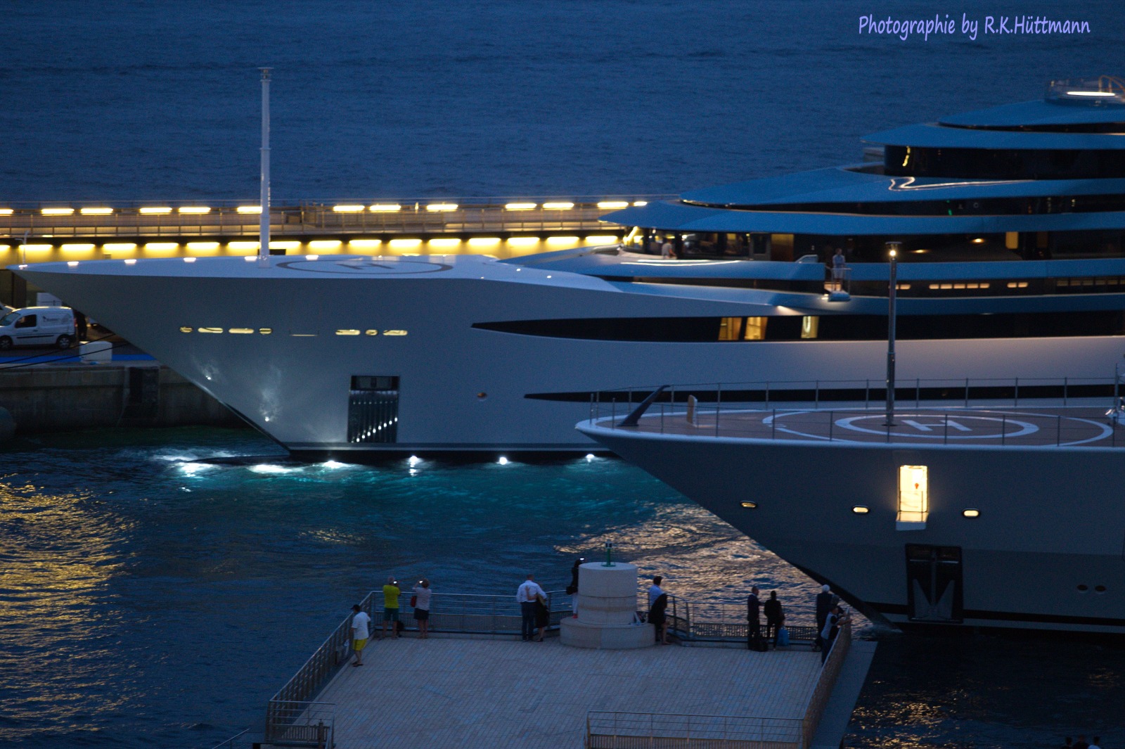 Mega-Yacht abends im Hafen