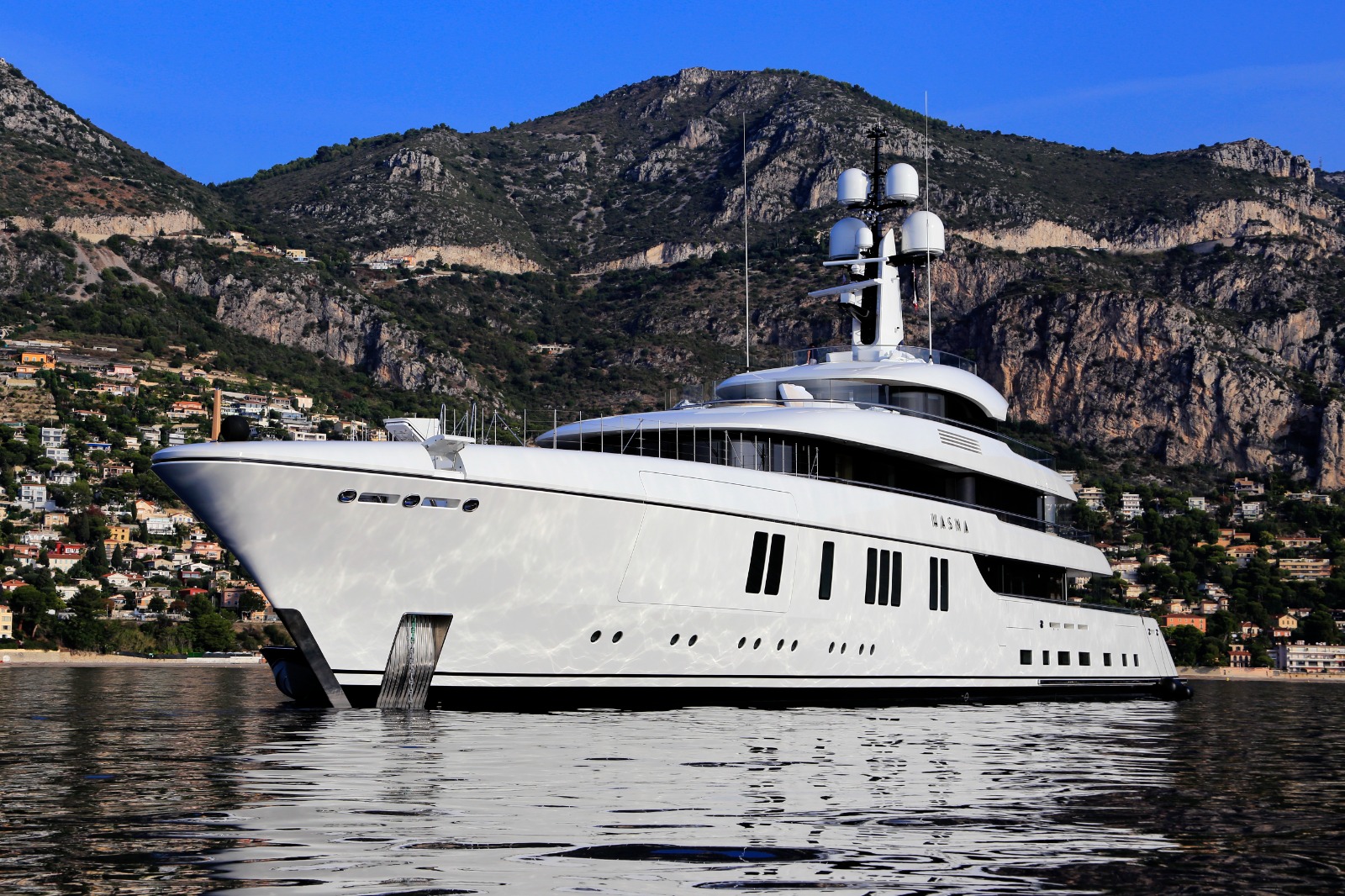 Mega-Yacht vor bergiger Küste