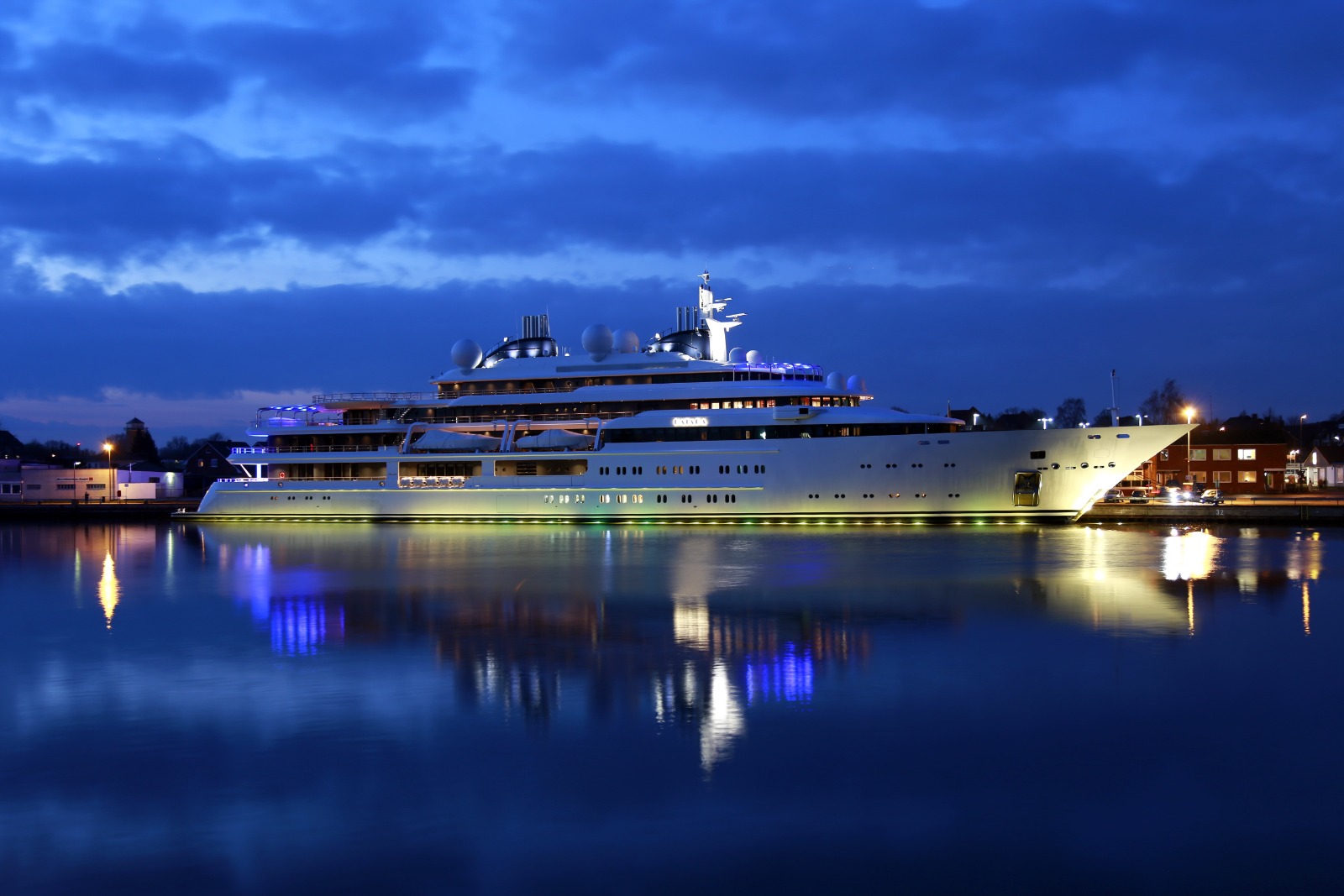 Mega-Yacht nachts im Hafenbecken