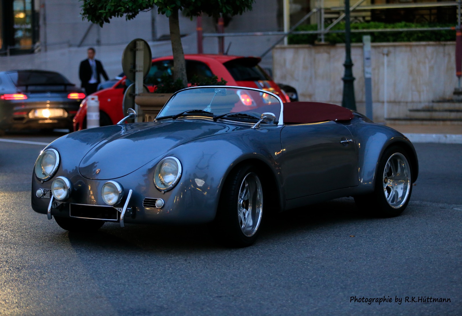 Oldtimer-Sportwagen in der Stadt
